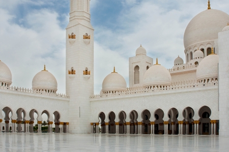 ABU DHABI - JUNE 5: Sheikh Zayed Mosque on June 5, 2013 in Abu Dhabi. Named in honor of Sheikh Zayed bin Sultan Al Nahyan - the founder and first president of the United Arab Emirates. Next to it is buried.のeditorial素材