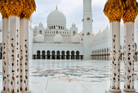 ABU DHABI - JUNE 5: Sheikh Zayed Mosque on June 5, 2013 in Abu Dhabi. Named in honor of Sheikh Zayed bin Sultan Al Nahyan - the founder and first president of the United Arab Emirates. Next to it is buried.のeditorial素材