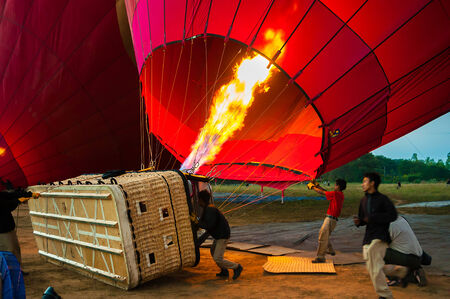 Mandalay - December 4: proper training to fly a balloon December 4, 2013 in Bagan. Ballooning over Bagan is one of the most memorable action for touristsのeditorial素材