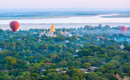 Mandalay - December 4: fly a balloon December 4, 2013 in Bagan. Ballooning over Bagan is one of the most memorable action for touristsのeditorial素材