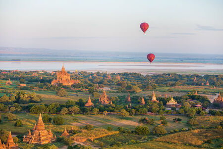Mandalay - December 4: fly a balloon December 4, 2013 in Bagan. Ballooning over Bagan is one of the most memorable action for touristsのeditorial素材