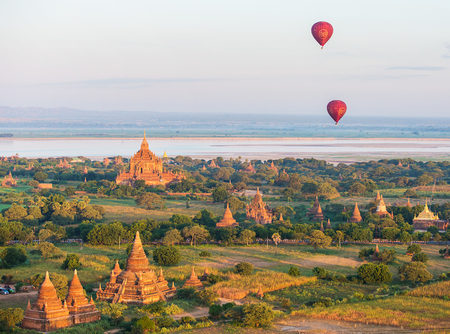 Mandalay - December 4: fly a balloon December 4, 2013 in Bagan. Ballooning over Bagan is one of the most memorable action for touristsのeditorial素材