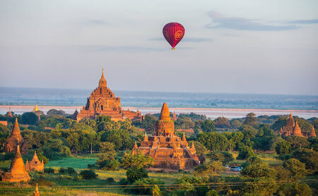 Mandalay - December 4: fly a balloon December 4, 2013 in Bagan. Ballooning over Bagan is one of the most memorable action for touristsのeditorial素材