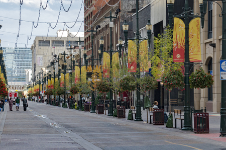 Calgary, Alberta/Canada â August 30, 2015: The Stephen Avenue Walk on a Summer day in Calgary, Alberta.のeditorial素材