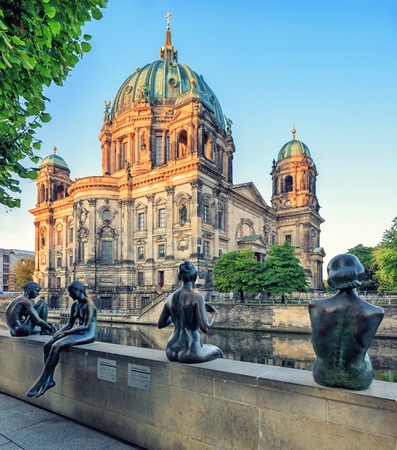 Berlin, Germany - August 29, 2015: Sculpture Three Girls and a Boy by Wilfried Fitzenreiter facing Berlin Dome, Mitteのeditorial素材