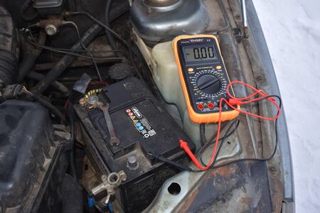 auto, battery, multimeterのeditorial素材