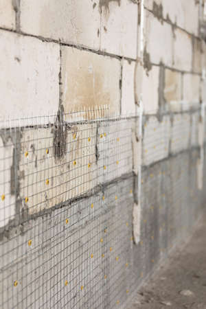 Concrete wall filled with wire mesh for further plastering.