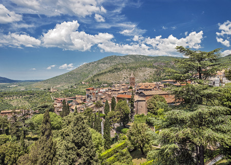 Tivoli, the elder brother of Rome , located on the western slope of the Sabine Mountains  - a city in the Italian region of Lazio, on the river Anio , 24 km north- east of Rome .の写真素材