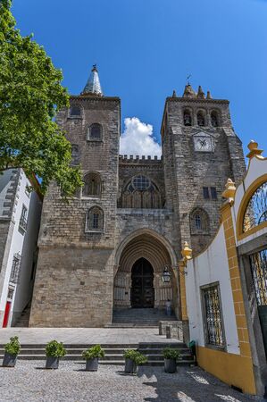 Portugal , ?vora . Like a fortress granite Cathedral of Evora - Romanesque mixed with the Gothic . This is one of the finest medieval cathedrals of Portugal and the biggest among them.のeditorial素材