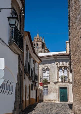Portugal ,Evora . Stone houses and streets, paved with stone, in the old city. Bright spring day , blue sky.のeditorial素材