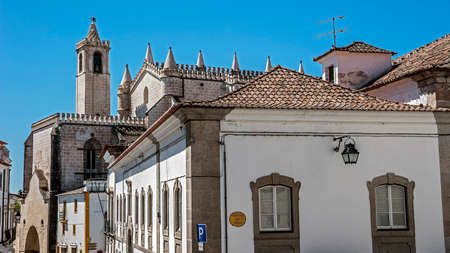 Portugal ,Evora . Stone houses and streets, paved with stone, in the old city. Bright spring day , blue sky.のeditorial素材
