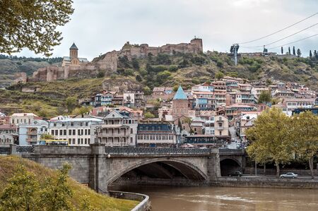 Georgia, Tbilisi. View from the left bank of the Kura River in the Old Town , Narikala Fortress , Metekhi Bridge , Cathedral of Saint George.のeditorial素材