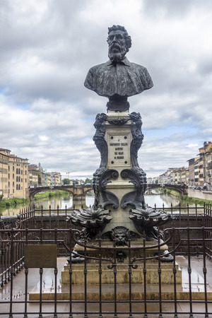 Italy, Florence. Ponte Vecchio bridge over the Arno River. Monument-fountain to the outstanding sculptor, jeweler and painter Benvenuto Cellini.のeditorial素材