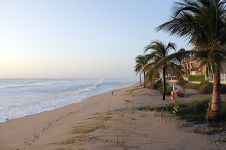 LAUDERDALE-BY-THE-SEA, FLORIDA - OCTOBER 28, 2012: Still strong atlantic ocean seas within a few days of Hurricane Sandy passing in Laudersale-By-The-Sea, Florida.のeditorial素材
