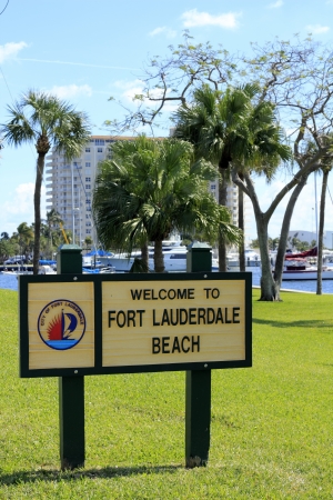 FORT LAUDERDALE, FLORIDA - FEBRUARY 3  Welcome to Fort Lauderdale Beach sign in Poinciana park near Las Olas Intracoastal waterway on February 3, 2013 in Ft Lauderdale, Florida のeditorial素材