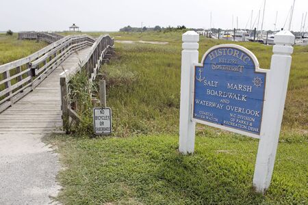 Southport, NC, USA - July 28, 2014: Southport Salt Marsh Boardwalk and Waterway Overlook entry sign. Southport Salt Marsh Boardwalk and Waterway Overlook.のeditorial素材