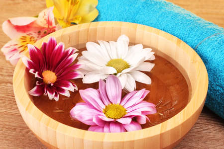 Pink and white flowers floating in bowlの写真素材