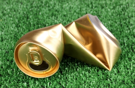 crumpled empty can on grass
の写真素材