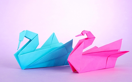 Origami swans on purple background
の写真素材