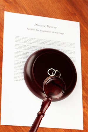 Divorce decree and wooden gavel on wooden backgroundの写真素材