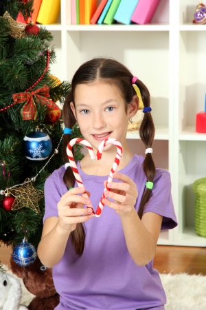 Little girl decorating christmas treeの写真素材
