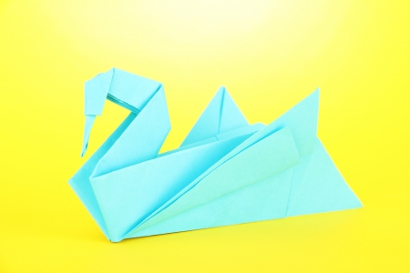 Origami swan on yellow background
の写真素材