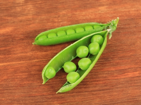 Sweet green peas on wooden backgroundの写真素材