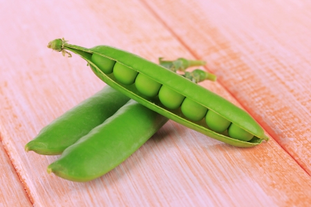 Sweet green peas on wooden backgroundの写真素材