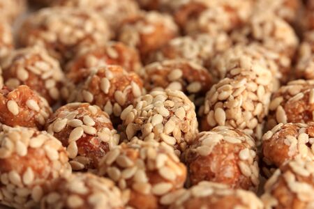Tasty peanuts with
sesame and caramel