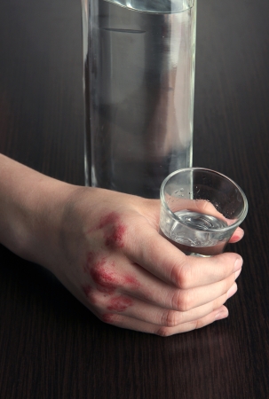 Hand hold alcoholic drink close-upの写真素材