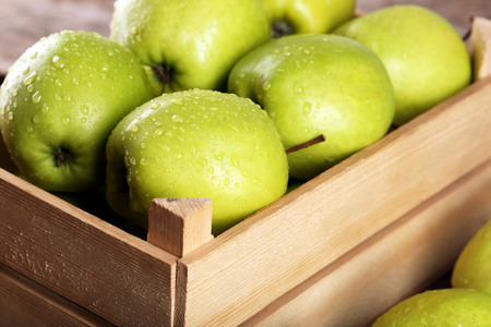 Ripe green apple in crate close upの写真素材