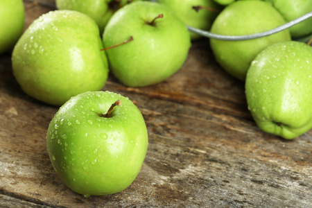 Ripe green apples on wooden table close upの写真素材