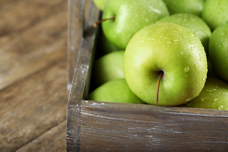 Ripe green apple in crate close upの写真素材