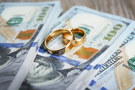 Wedding rings on money background, close upの写真素材
