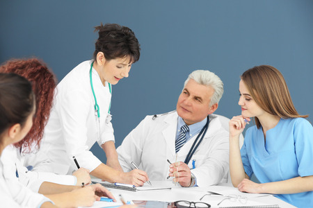 Doctors meeting in officeの写真素材