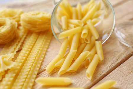 Rigate pasta on wooden table backgroundの写真素材