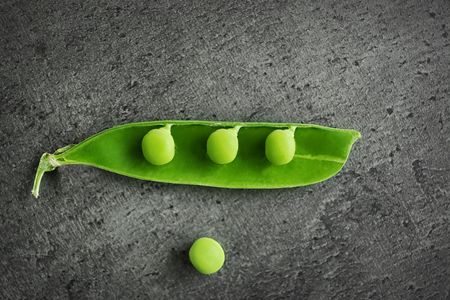 Fresh green peas on tableの写真素材