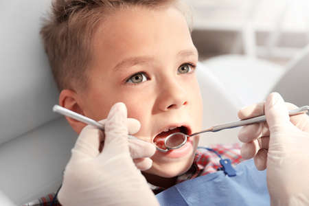 Dentist examining boy's teethの写真素材
