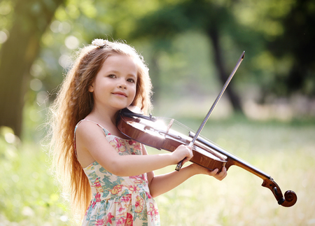 Beautiful girl playing violinの写真素材