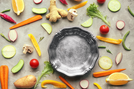 Empty plate with vegetables on tableの写真素材