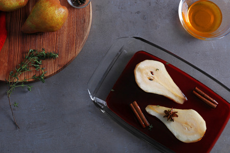 Sliced pear with wine and spices in glass dishの写真素材