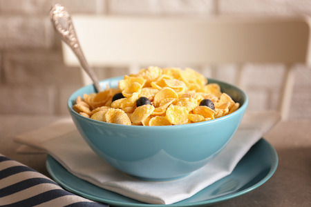Healthy breakfast with corn flakes on tableの写真素材