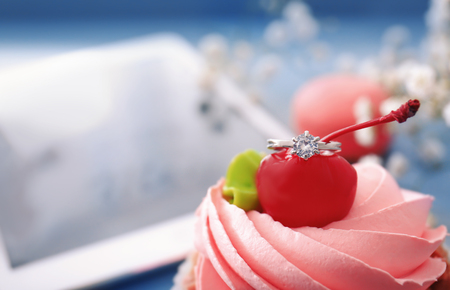 Engagement ring on delicious cupcake, close upの写真素材