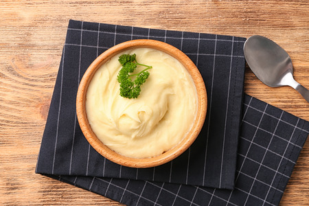 Bowl with mashed potatoes on tableの写真素材