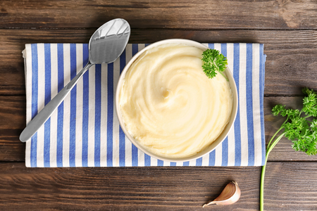 Bowl with mashed potatoes on tableの写真素材