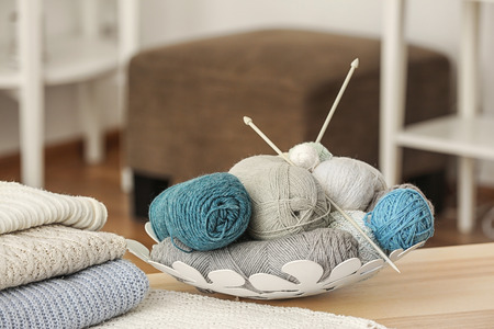 Plate with knitting threads on tableの写真素材