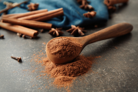 Spoon with cinnamon powder on grey backgroundの写真素材