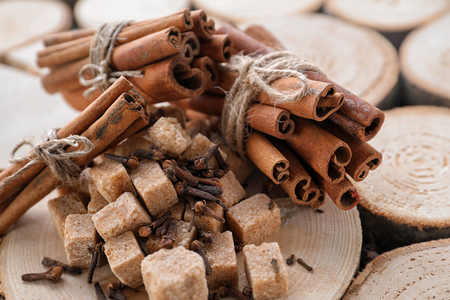 Composition with cinnamon sticks and sugar cubes on wooden backgroundの写真素材