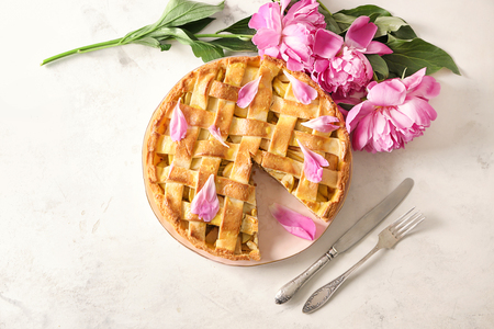 Composition with delicious apple pie on light backgroundの写真素材