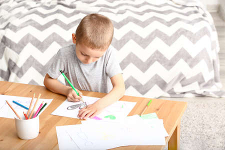 Little boy drawing at homeの写真素材